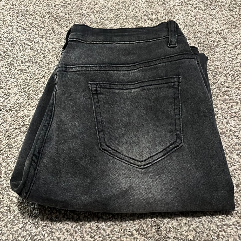 Black skinny jeans cuts in knees